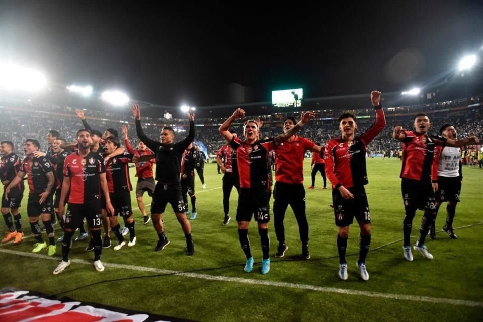 Pero en el segundo tiempo, el Atlas volvió a sacar el oficio que lo ha llevado a ganar partidos importantes, y sobrellevó el partido hasta el final para coronarse Bicampeón.