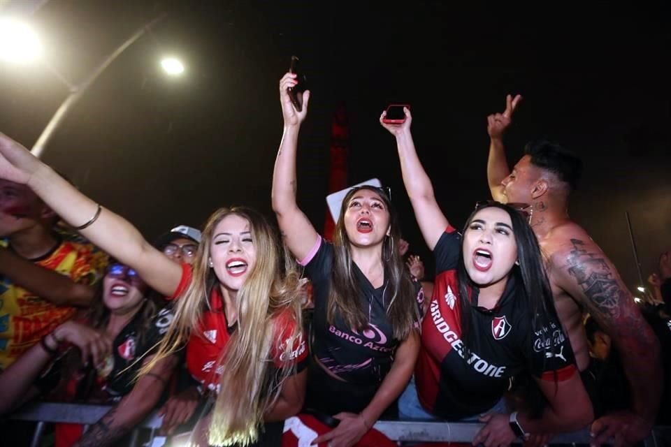 Los festejos no se hicieron esperar, sobre todo en la Glorieta de los Niños Héroes, sitio tradicional de festejos rojinegros.