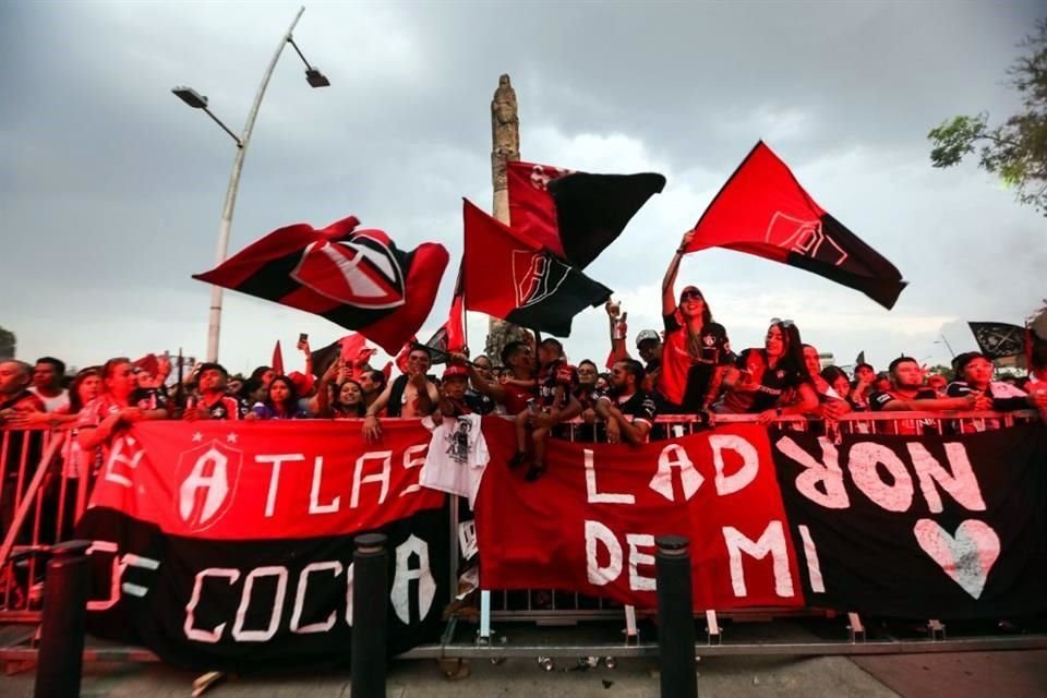 Miles de aficionados rojinegros se dieron en la Glorieta, para observar el juego en las pantallas.