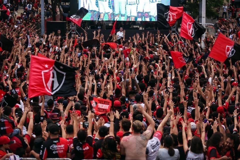 Miles de aficionados rojinegros se dieron en la Glorieta, para observar el juego en las pantallas.