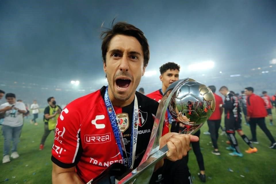 Javier Abella con el trofeo de campeón.