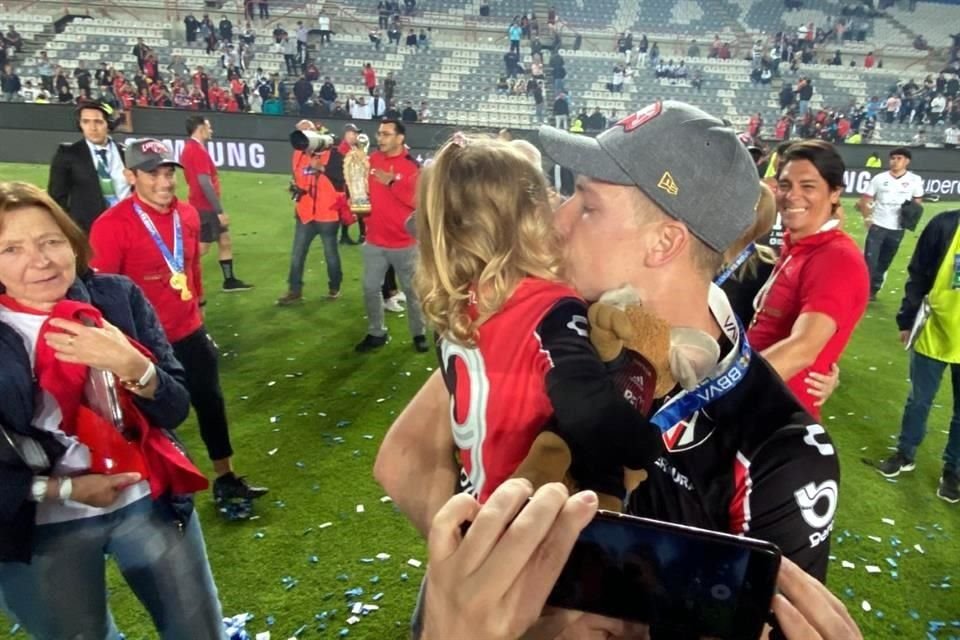 El 'Emperador' Julio Furch festejó con su familia.