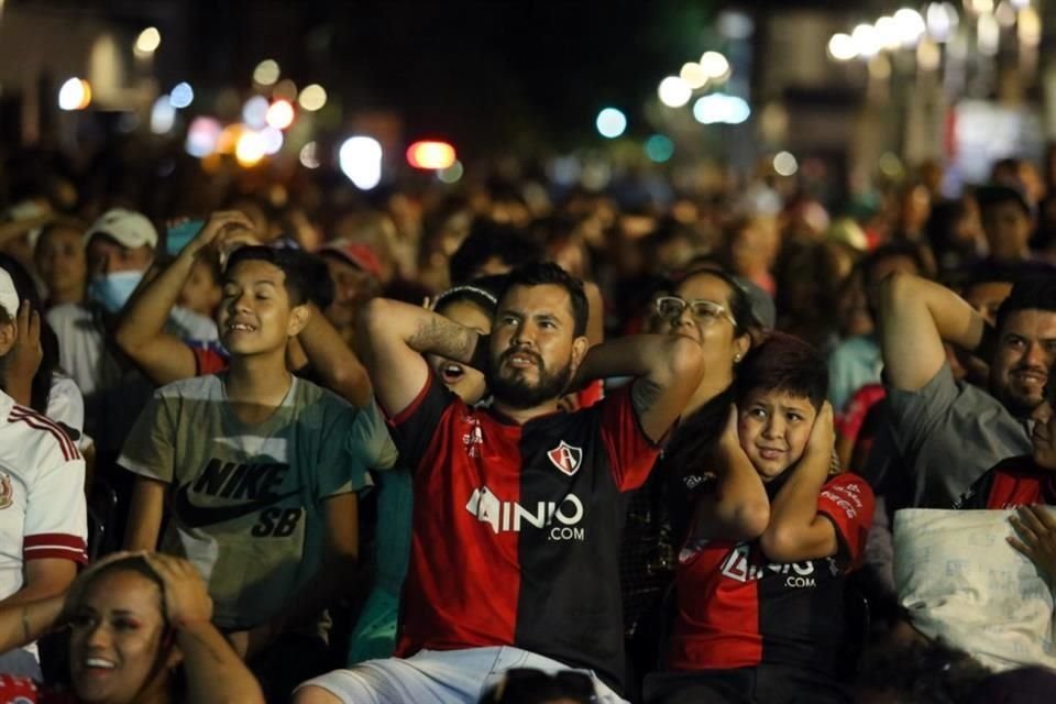 Sufrido... Otros que acudieron al Paseo Alcalde a ver el partido pasaron ratos difíciles.