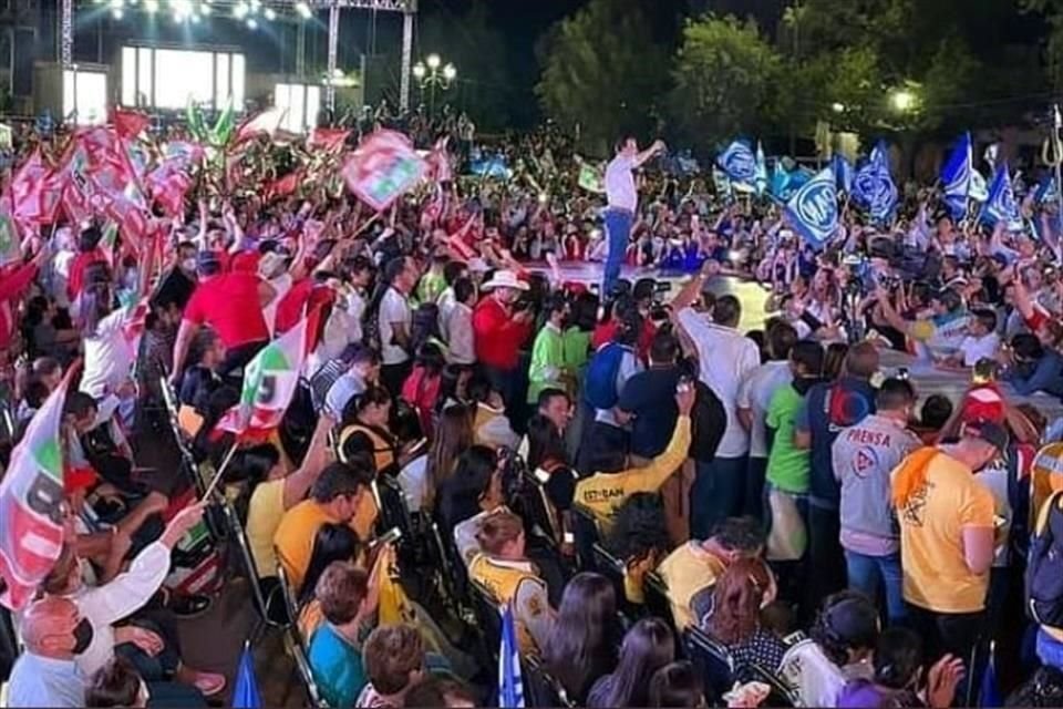 Los simpatizantes de PAN, PRI y PRD en Durango colmaron el Parque IV Centenario, en Durango.