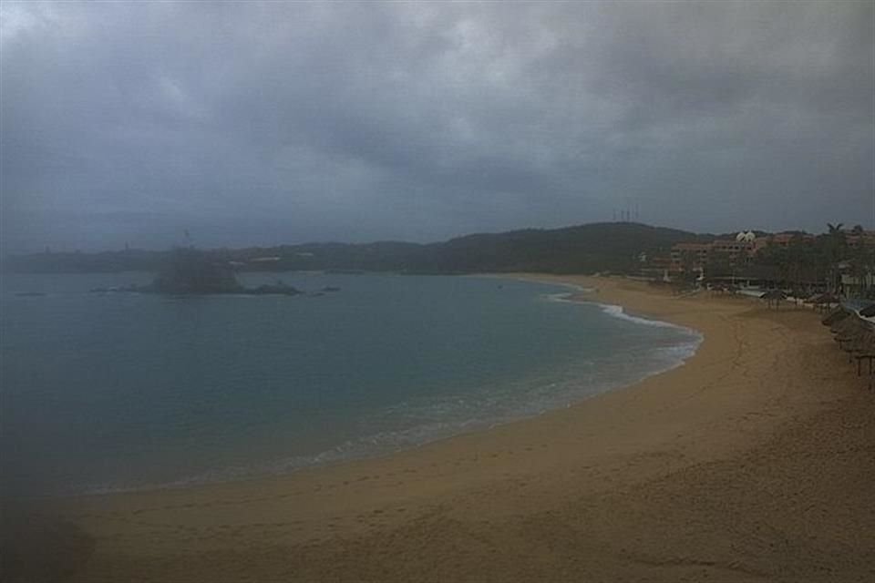 En las playas de Huatulco ya se resienten los efectos de Agatha.