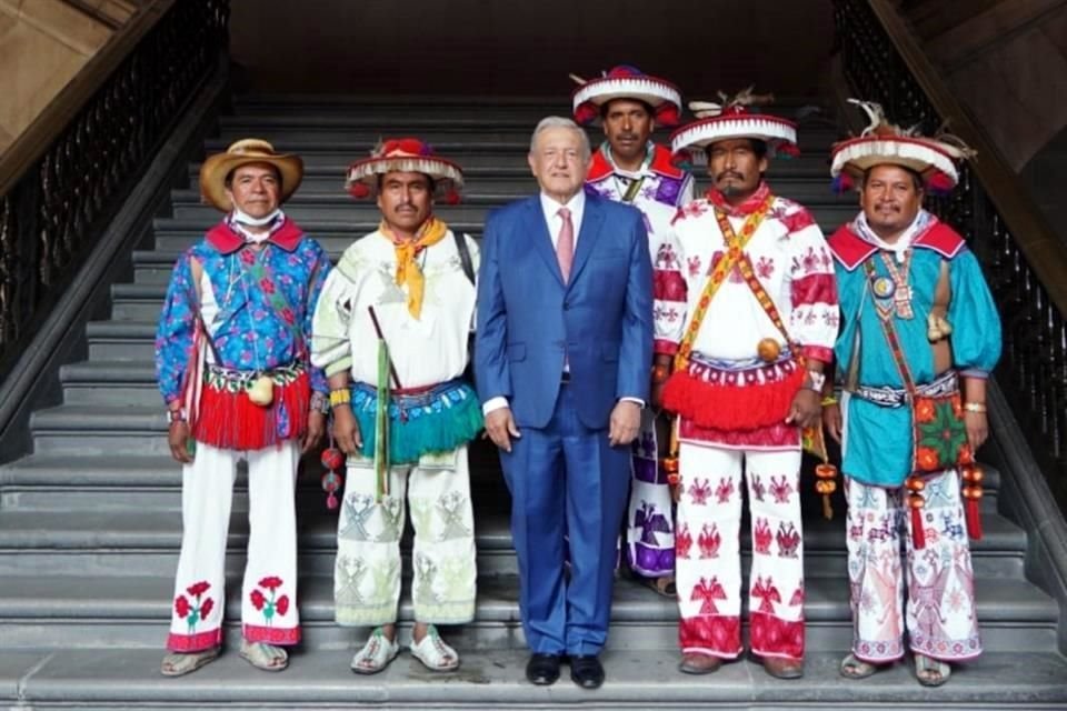 El Presidente López Obrador junto a miembros de la comunidad wixárika.