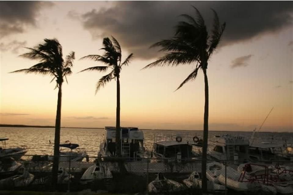 ¿Cómo actuar si, estando de vacaciones, corres con la mala fortuna de que se presente un huracán, sismo o tsunami? Aquí, algunos consejos.