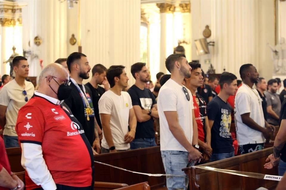 El sacerdote que ofició la misa exhortó a los atlistas a ser humildes.