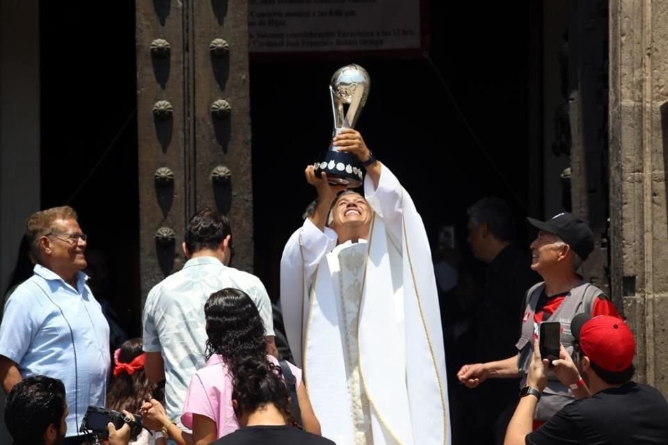 Antes de la misa, el sacerdote levató uno de los trofeso, arrancado vítores de los atlistas.
