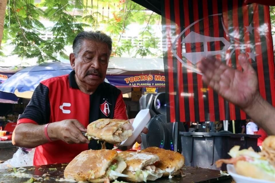 Salvador Sanz, dueño de las Tortas Lokas, anticipó que si el Atlas ganaba el Bicampeonato volvería a regalar 500 tortas a los rojinegros.