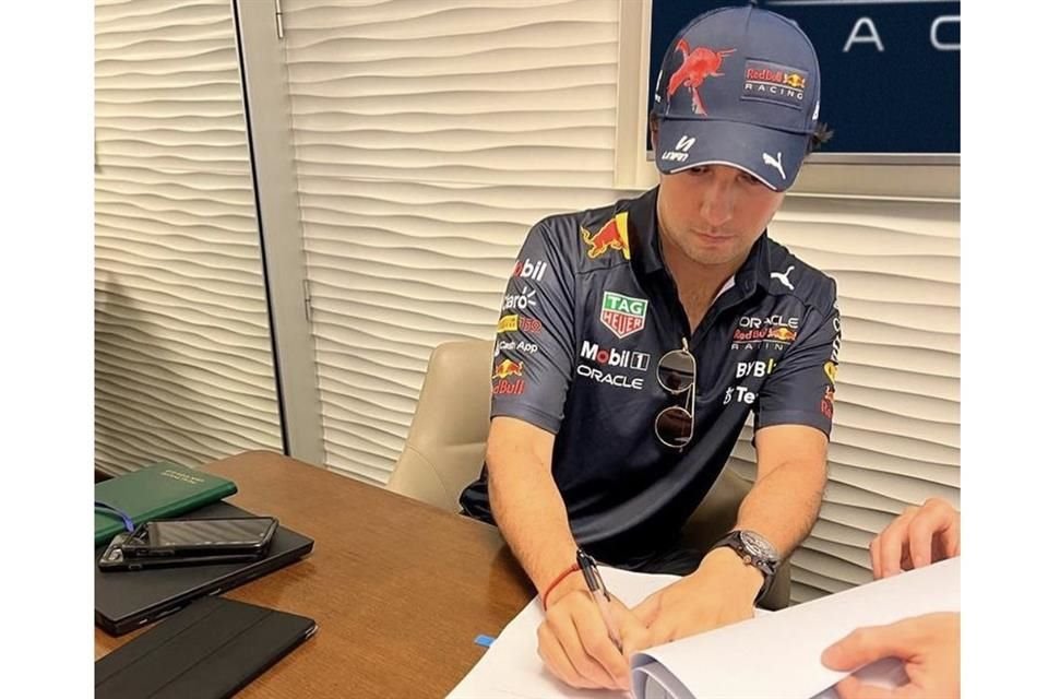 El piloto mexicano estará al menos dos campañas más con Red Bull Racing.