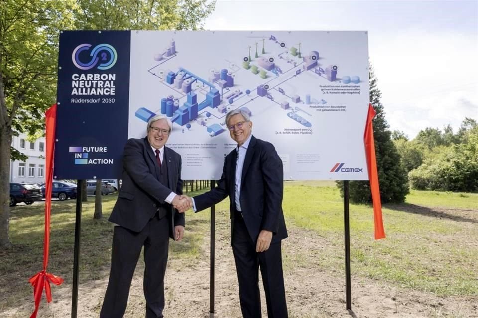 El Ministro de Economía de Brandenburgo, Jörg Steinbach, y Fernando González Olivieri, director general de Cemex, durante la inauguración de la Alianza Carbono Neutral.