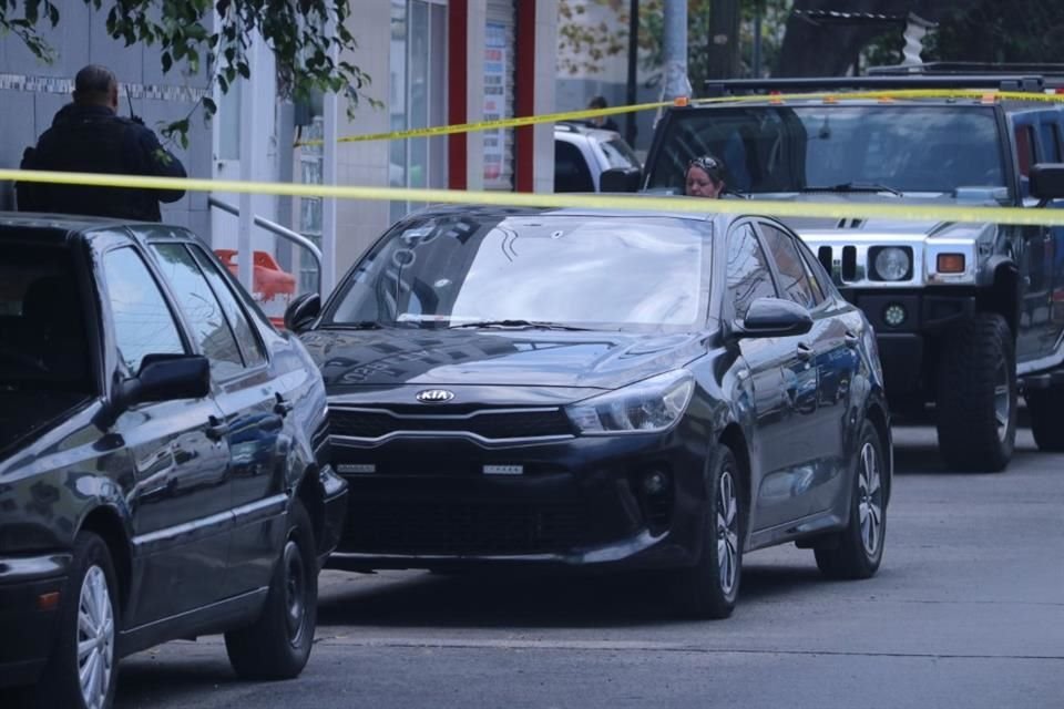 A bordo de este auto llegó el hombre que asaltó la tienda en la Colonia Atlas.