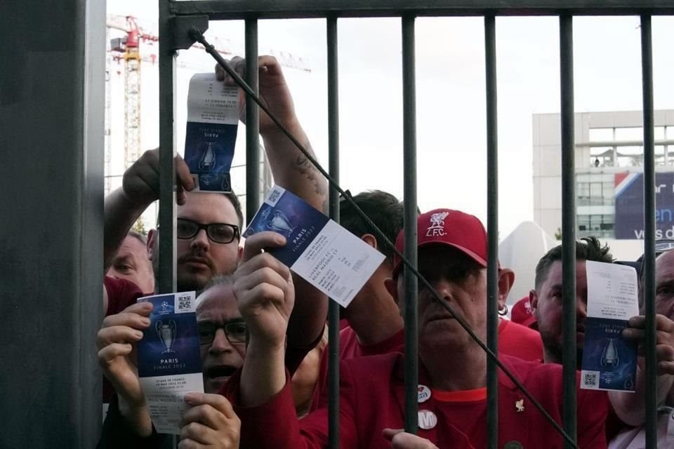Los incidentes provocaron el retraso del juego por media hora.