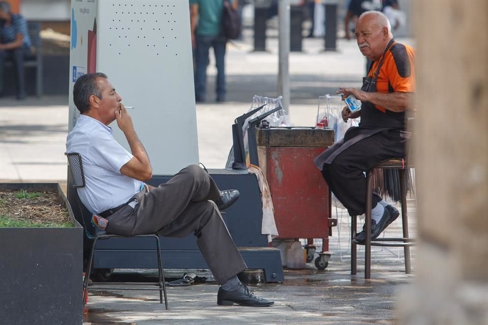 Un hombre fuma en el jardín San Francisco.