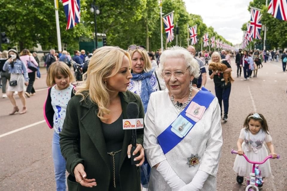 Hay personas que también imitan a Isabel II.