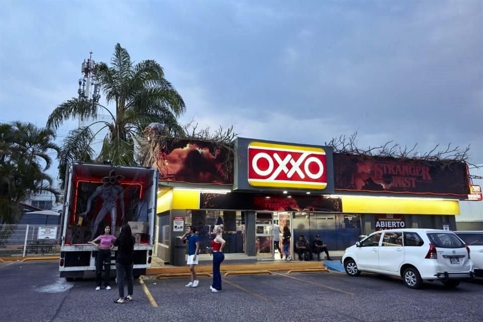 Esta sucursal de Oxxo decorada con temática de Stranger Things está ubicada en Avenida Naciones Unidas.