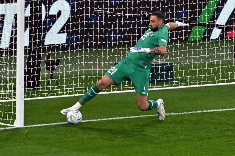 Gianluigi Donnarumma evitó un marcador más abultado contra su equipo.