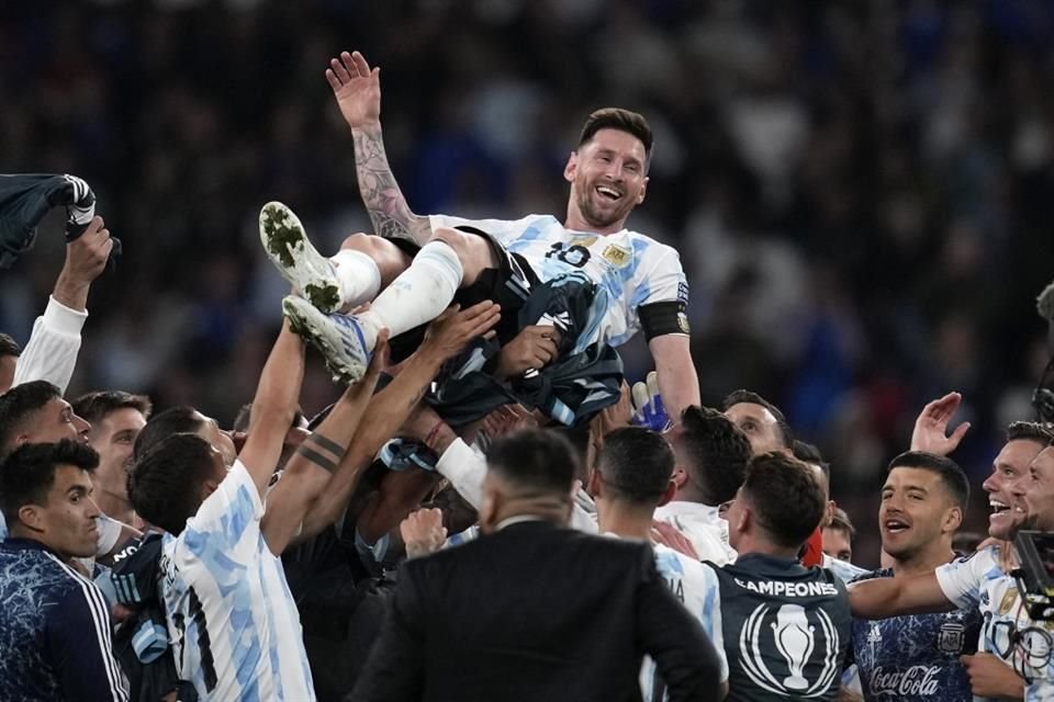 Lionel Messi fue cargado por sus compañeros al final del partido.