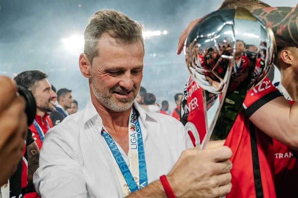 Diego Cocca con la copa del Clausura 2022 de la Liga MX.