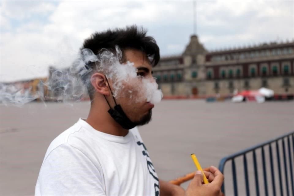 Un joven consumidor señaló que su vapeador costó sólo 50 pesos, pero en plazas comerciales llegan a costar hasta 2 mil pesos.<br>