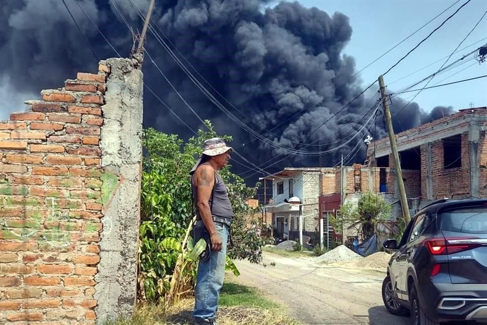 El incendio en una fábrica de El Salto se extendió hacia 6 casas, dos lotes y una bodega en San José del Quince.