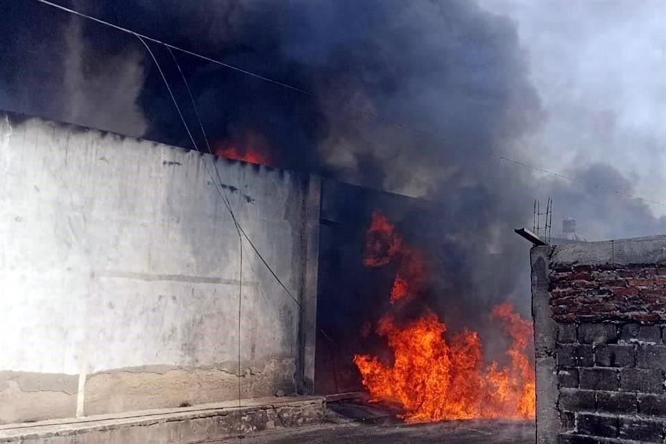 El incendio en una fábrica de El Salto se extendió hacia 6 casas, dos lotes y una bodega en San José del Quince.