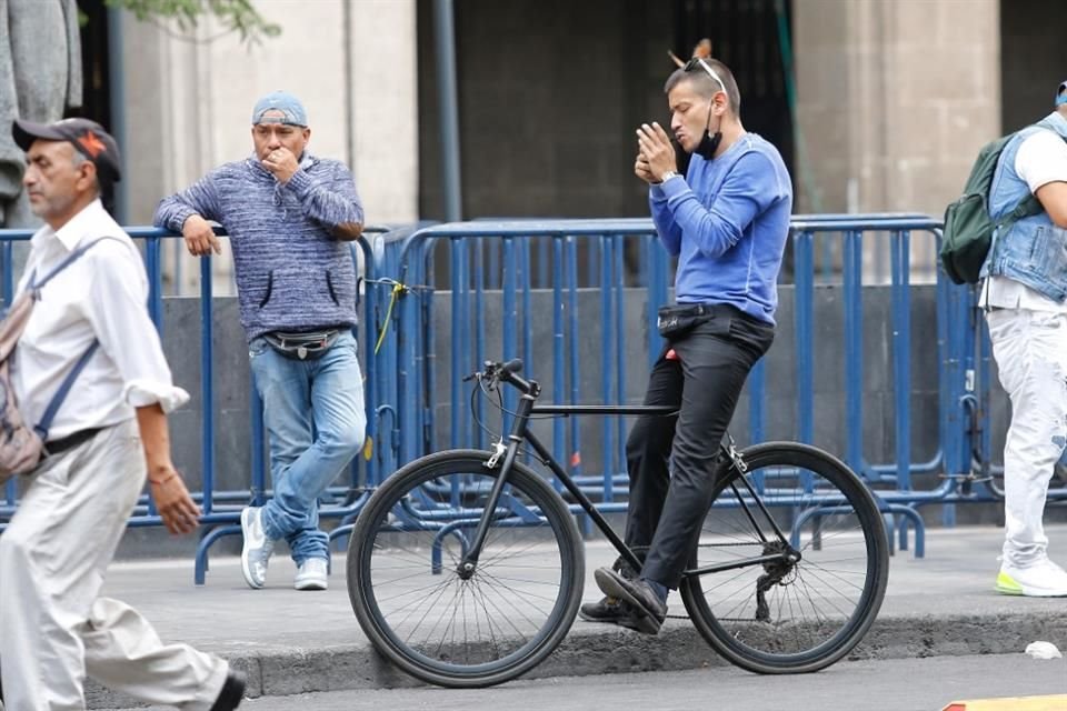 A pesar de la medida, aún hay fumadores en zonas libre de humo en Plaza de la Mexicanidad.