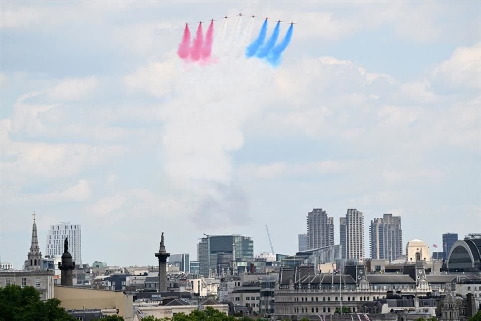 Los aviones de las fuerzas aéreas también pintaron el cielo con los colores rojo, blanco y azul.