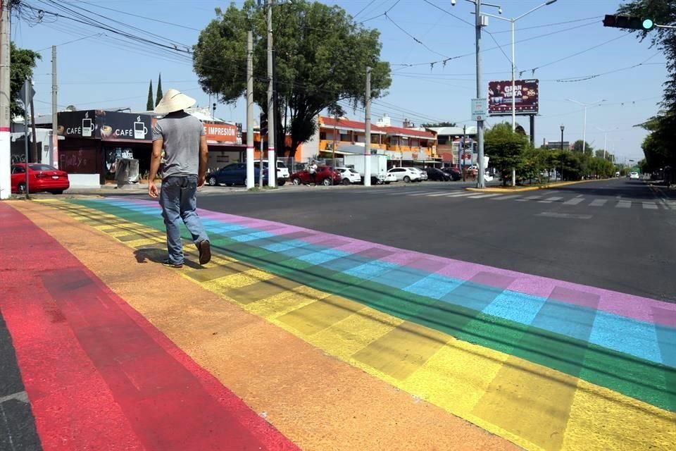 Paso peatonal pintado con los colores de la comunidad LGBT+.