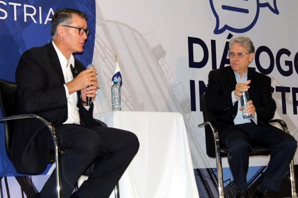 Guillermo Dillón Montaña (izq.), director de Caintra, y Juan Ignacio Barragán, director de Agua y Drenaje de Monterrey.