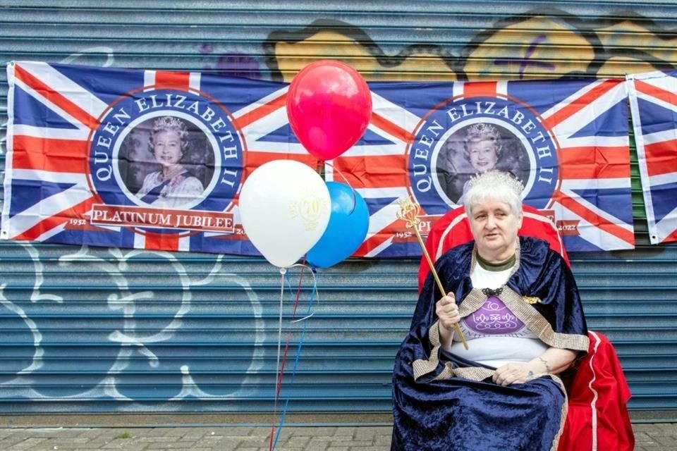 Mujeres disfrazadas de la Reina Isabel II, hacen honor a la soberana.