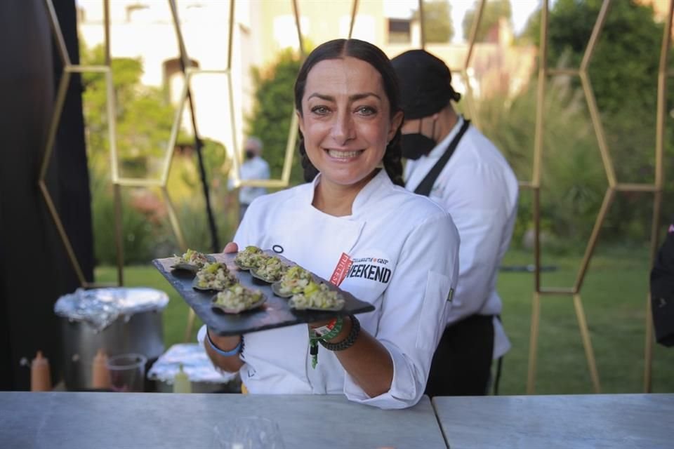 Tostaditas de trucha ahumada hechas por la chef Lula Martín del Campo en Rosewood Hotel.