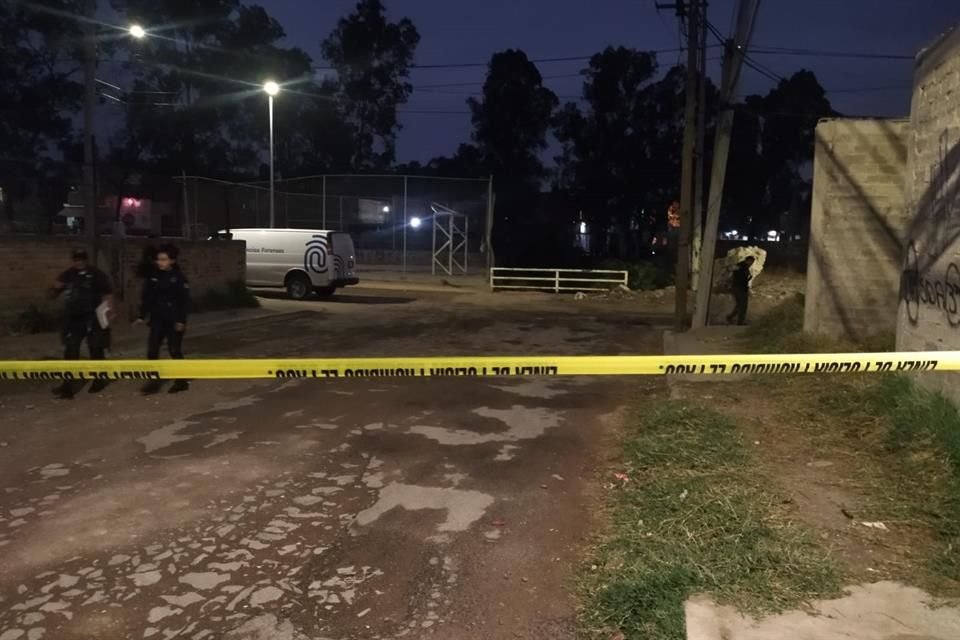Vecinos aledaños a un canal pluvial en la Colonia La Duraznera, en Tlaquepaque, encontraron restos humanos este viernes, en la orilla del cause.