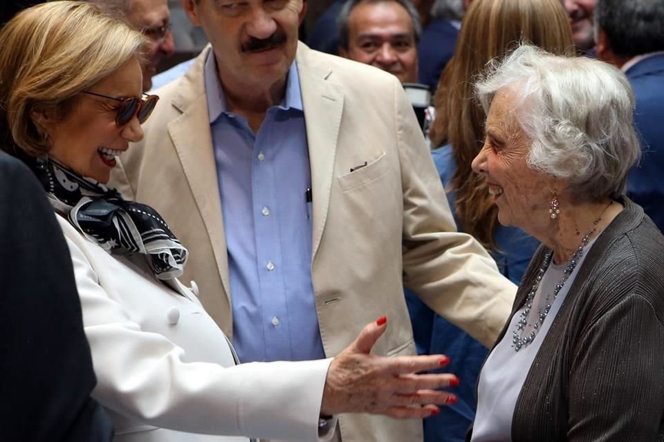 Loaeza fue alumna del taller literario de Elena Poniatowska, con quien ha mantenido una cercana amistad.