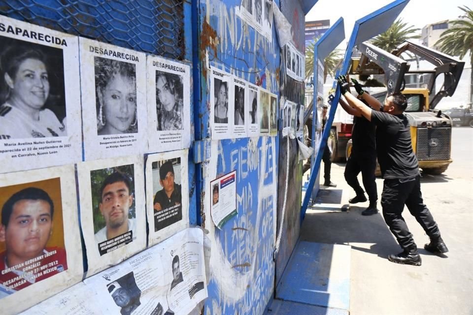 Desde el 8 de mayo, familiares de víctimas de desaparición han intervenido la rotonda con fotos.