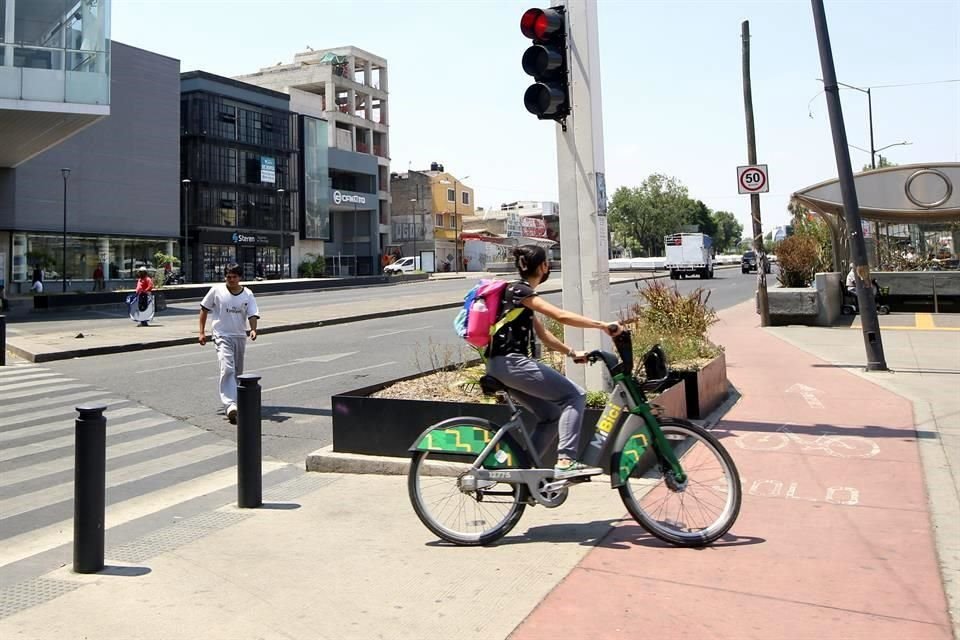 Ciclistas que circulan en la unión de las ciclovías de Avenida Manuel Ávila Camacho y Calzada del Federalismo.