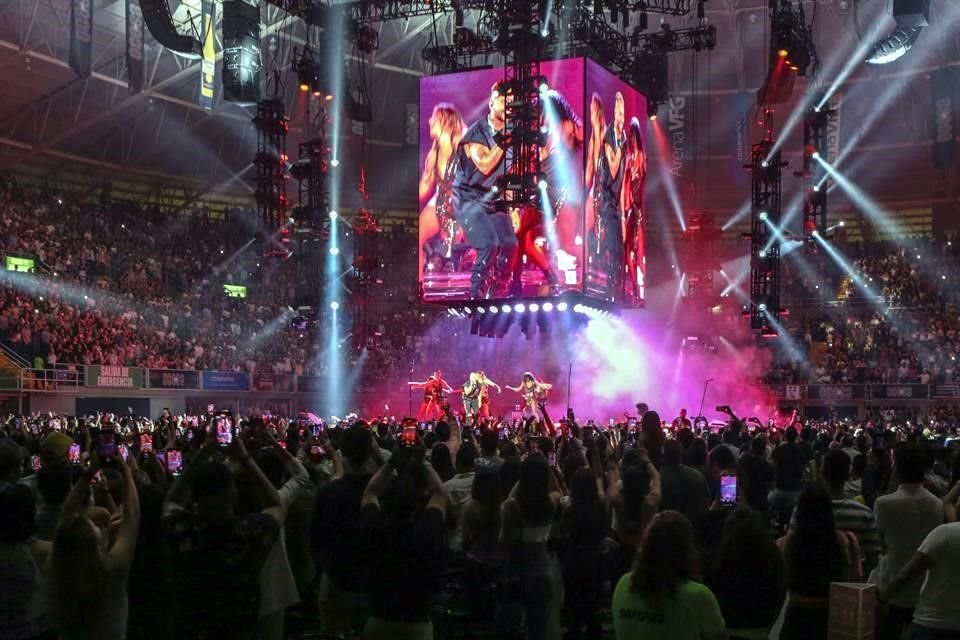 El escenario de Maluma en la Arena VFG era 360.