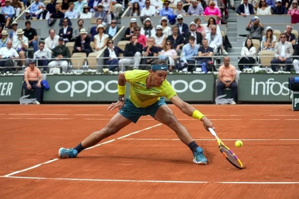 Nadal deslizándose hacia delante para conectar la bola.