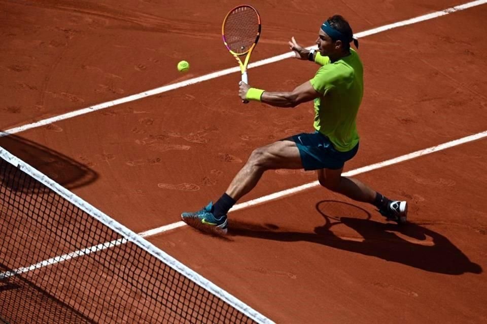 Nadal preparando un slice cerca de la red.