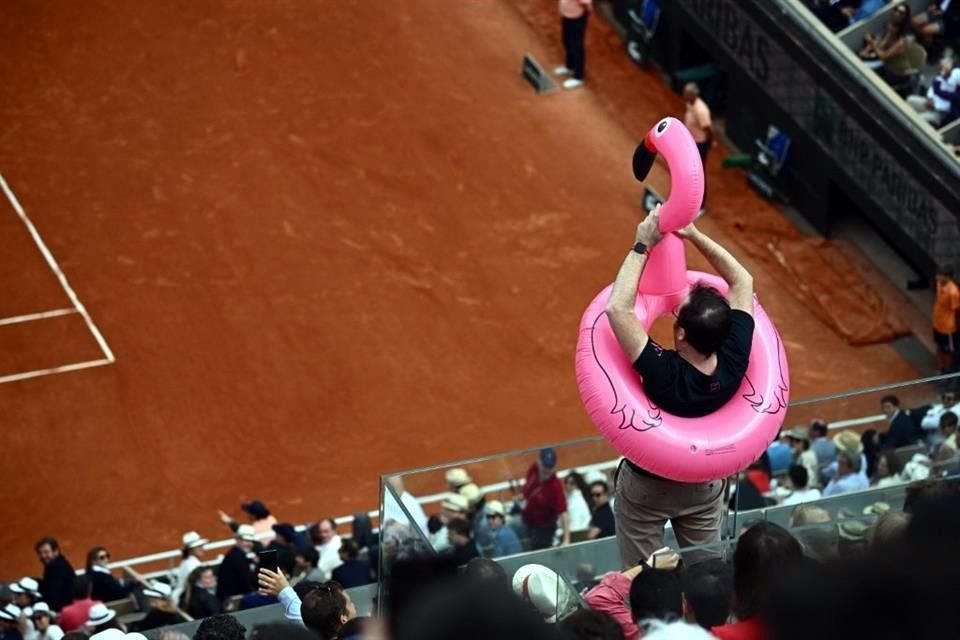 En las gradas se vieron aficionados con banderas, estrellas de cine, futbolistas... y hasta un flamingo inflable.