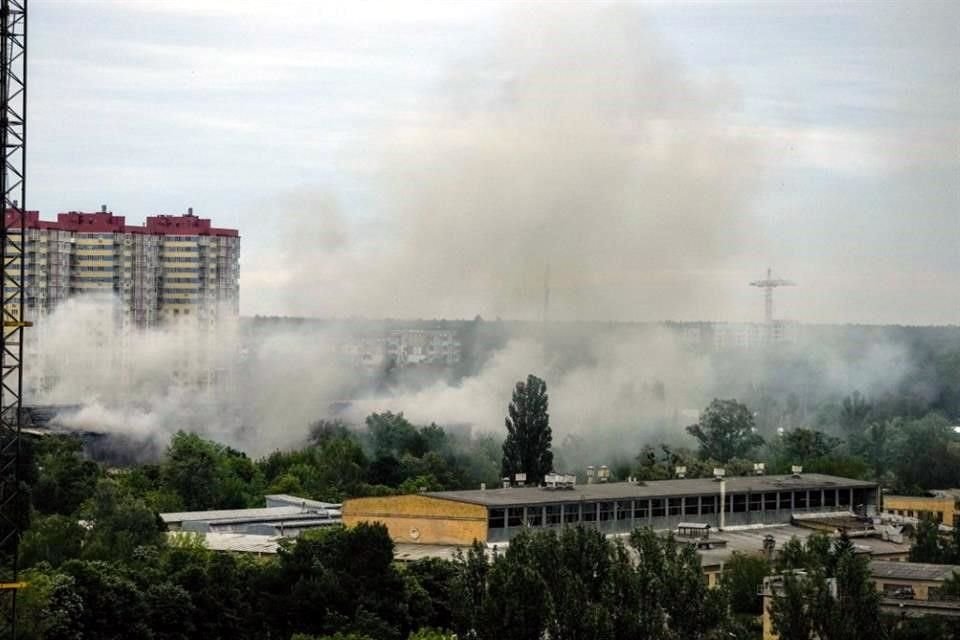 Nubes de humo después del ataque en la capital ucraniana.