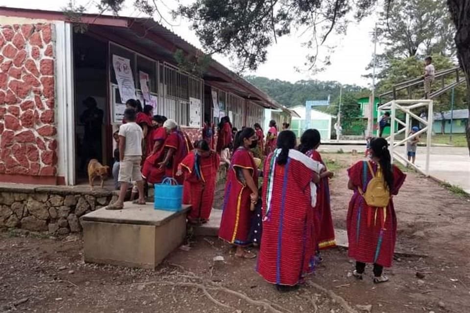 Integrantes de comunidad triqui de Oaxaca acudieron a urnas para anular boletas, en protesta de que no se atendió su retorno a comunidades.