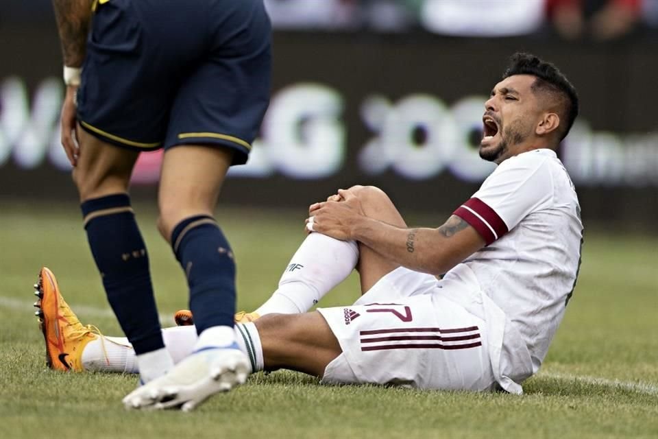 Jesús Corona tuvo que dejar el partido en el primer tiempo por una dolencia en la pierna derecha.