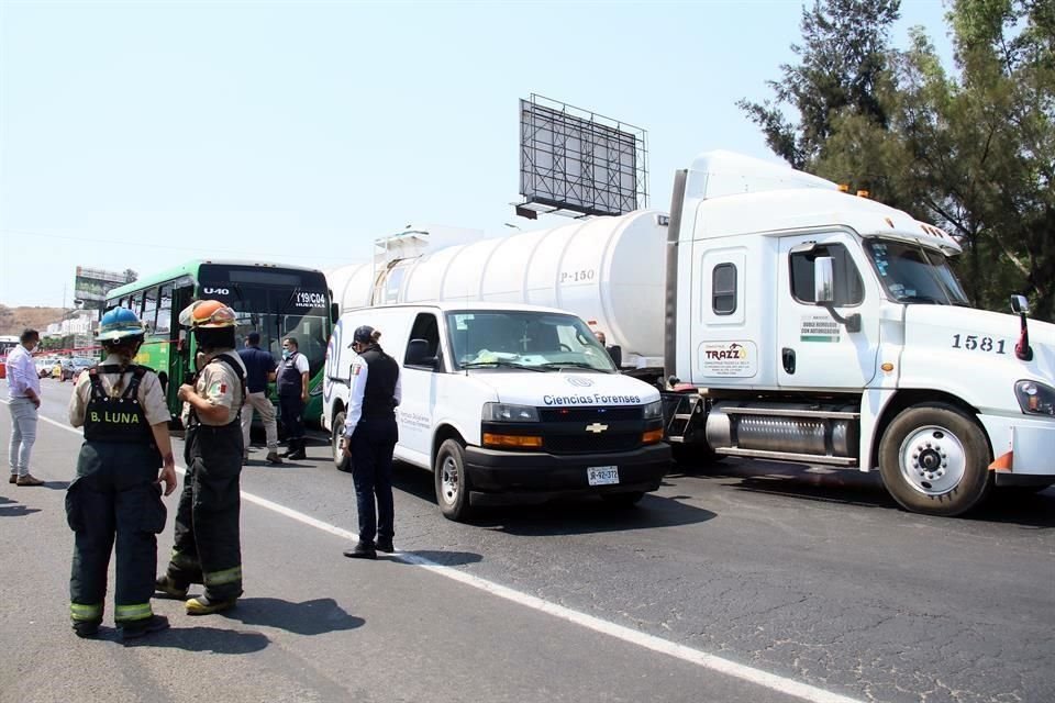 El chofer de la Ruta 78 falleció tras ser arrollado por su unidad y una pipa.