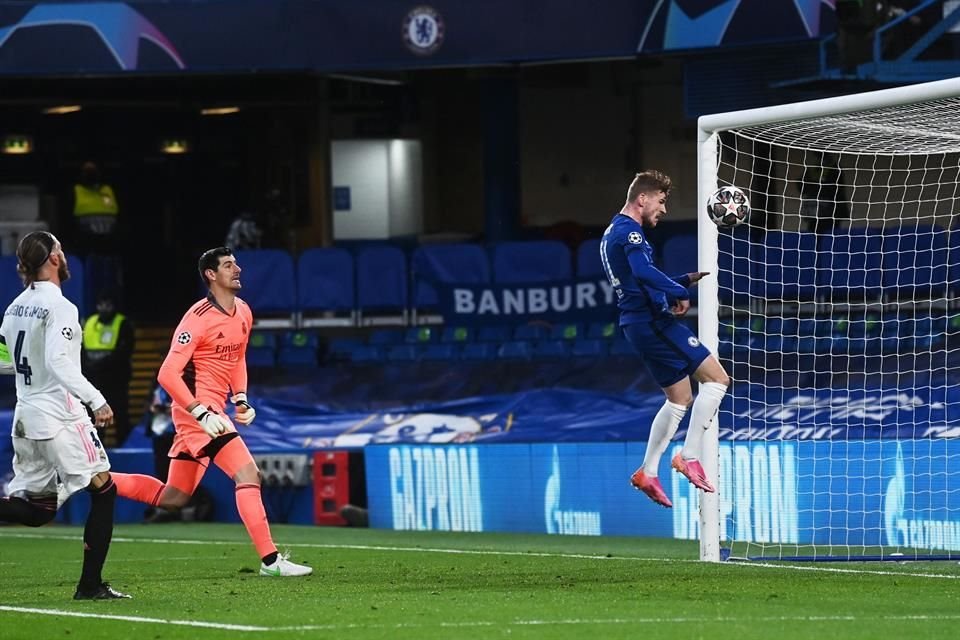 Timo Werner aprovechó su posición y sin marca anotó, luego de que el balón pegara en el travesaño.