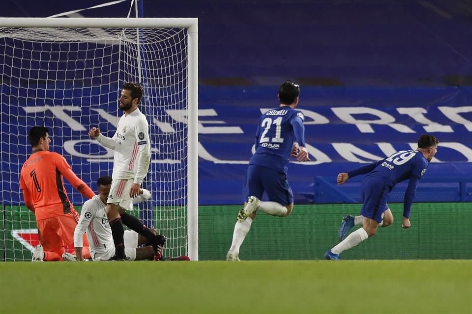 El joven Mount marcó el segundo para los Blues.