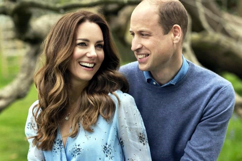 El Príncipe Guillermo y Kate Middleton estrenaron su canal de YouTube y han logrado en solo seis horas, 307 mil vistas de un video.