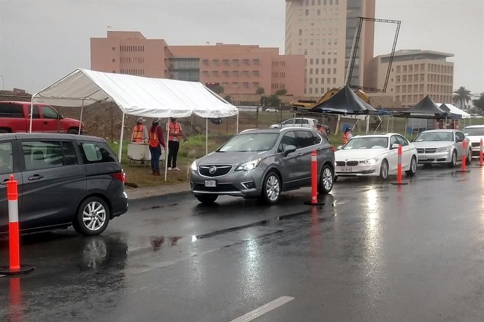 En el módulo drive thru de Valle Oriente, la espera de las personas que fueron a vacunarse fue menor a los 30 minutos