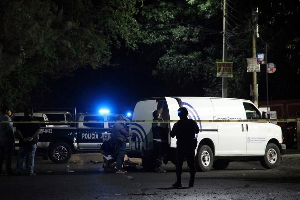 Un hombre que viajaba en su bicicleta por la Colonia Arcos de Zapopan, fue asesinado a balazos durante la noche de ayer.